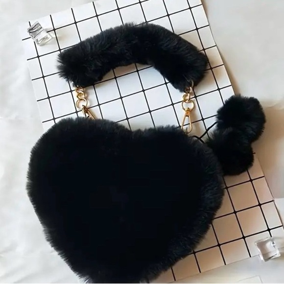Luxurious Pink Faux Fur 🩷 Shaped Plush Crossbody w/Matching Keychain. NWOT - Picture 3 of 6
